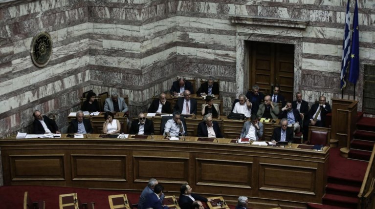 Yπουργός του ΣΥΡΙΖΑ έβγαλε 200.000 ευρώ πριν τα capital controls;
