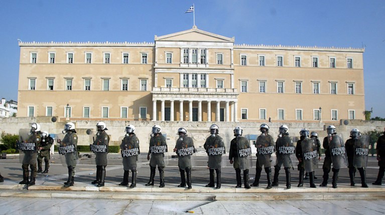 Σε αστυνομικό κλοιό η Βουλή ενόψει της ψηφοφορίας