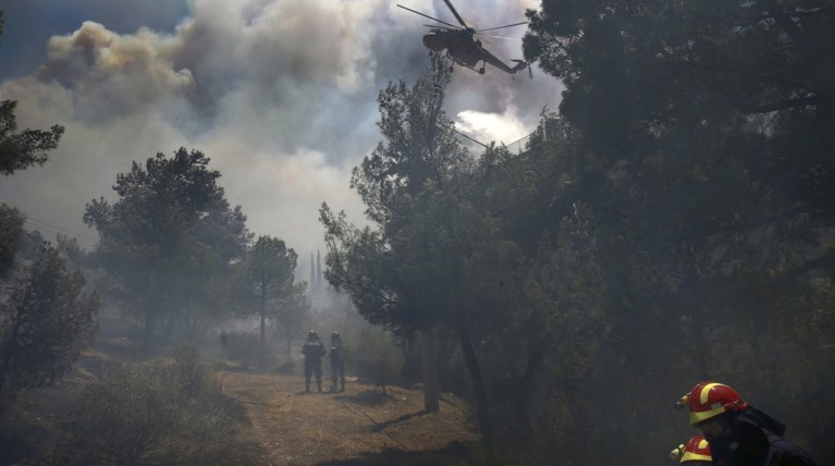 Συνεχίζεται η μάχη με τις φλόγες ενώ πέφτει η νύχτα