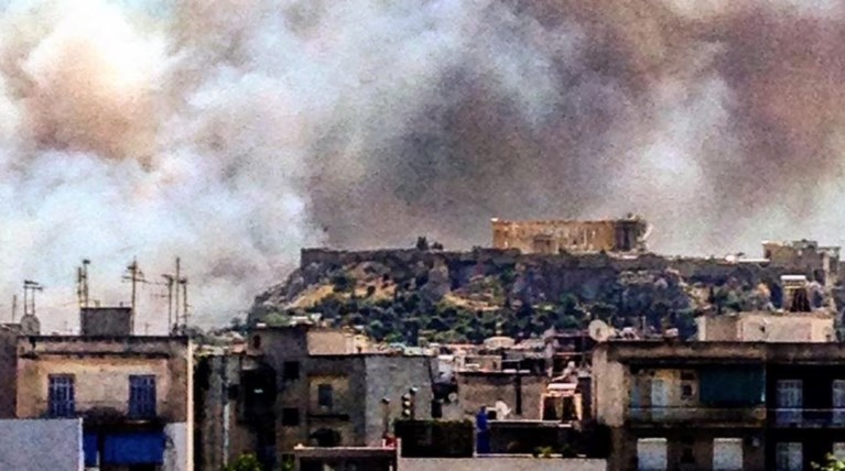 «Η Ακρόπολη σε φόντο εκείνων που μισούν την Αθήνα»