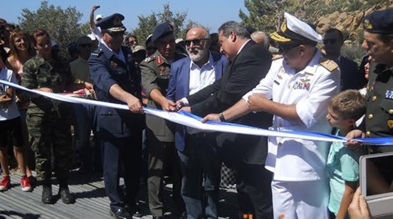 Ο κόσμος καίγεται, ο Καμμένος κόβει κορδέλες στην Ικαρία