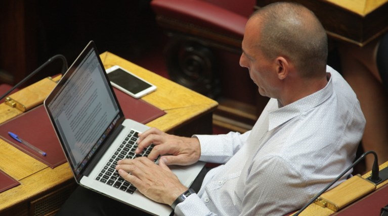 Τα πρώτα μηνύματα του Μαξίμου κατά Βαρουφάκη μέσω Αυγής