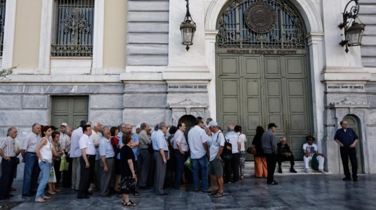 Συνωστισμός στις θυρίδες με το άνοιγμα των Τραπεζών