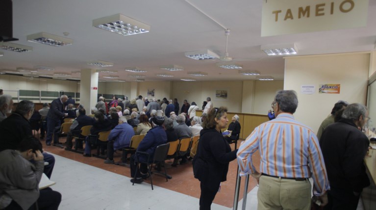 Ποιοι βγαίνουν με μειωμένη σύνταξη στα 62 και ποιοι με πλήρη στα 67