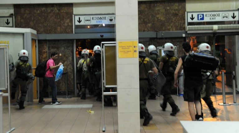 Επέμβαση των ΜΑΤ στον Σταθμό Λαρίσης του ΟΣΕ
