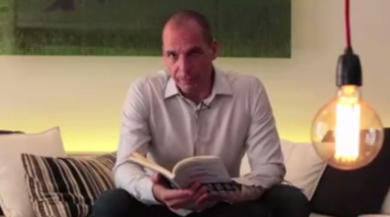 Δείτε τον Βαρουφάκη να διαβάζει διηγήματα