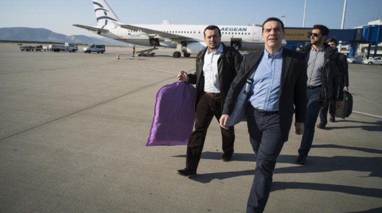 Ο Αλ.Τσίπρας φεύγει ταξίδι μαζί με τον εξάδελφό του