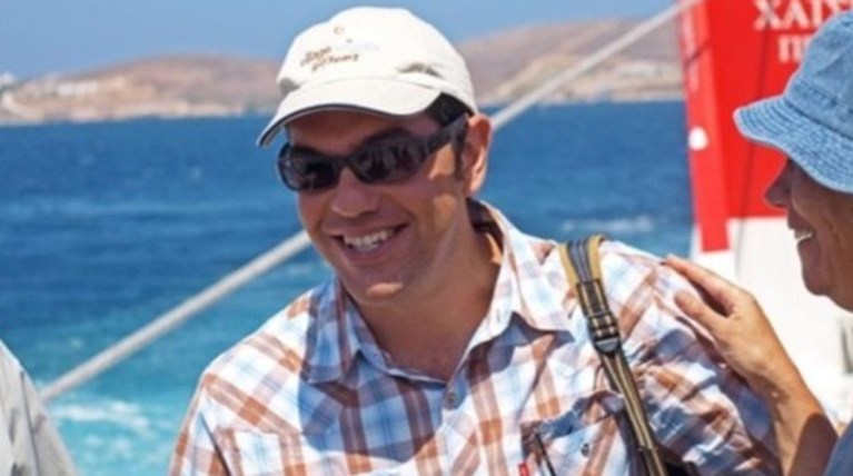 Στην Ερεικούσα για ολιγοήμερες διακοπές ο Τσίπρας (Δείτε φωτό από το νησί)