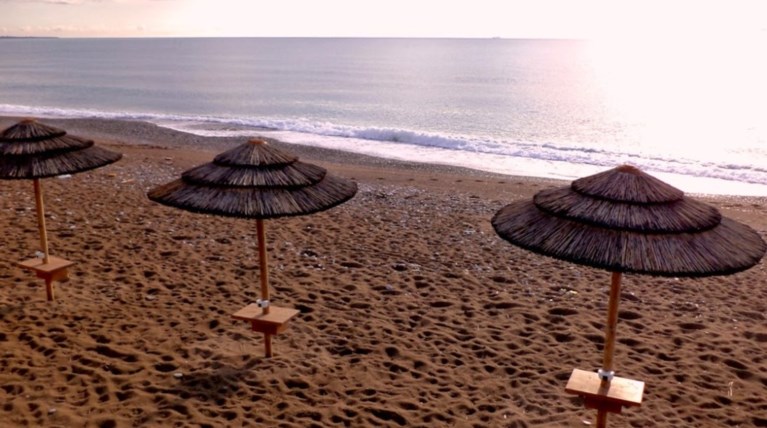 Τρεις ελληνικές παραλίες έχασαν τη γαλάζια σημαία τους: Δείτε ποιες είναι