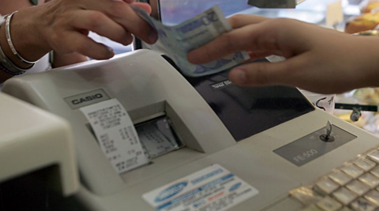 Ρόδος: Προπηλάκισαν εφοριακούς που έκαναν έλεγχο σε πανηγύρι