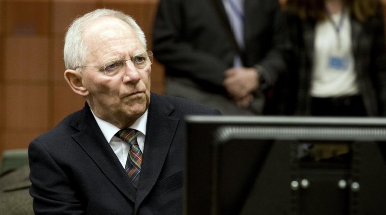 Politico: Ο Σόιμπλε παίζει καθυστέρηση για να διασπαστεί ο ΣΥΡΙΖΑ