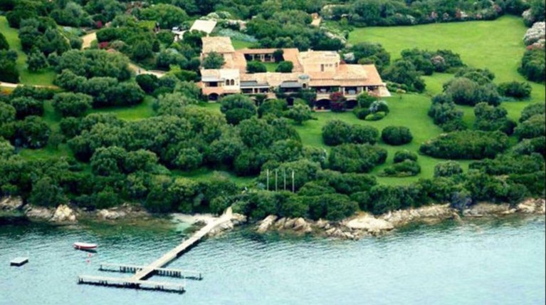 Τη βίλα με τα οργιώδη πάρτι μπούνγκα μπούνγκα πουλάει ο Μπερλουσκόνι