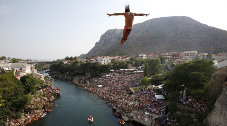 Καταδύσεις που κόβουν την ανάσα από τη γέφυρα του Μόσταρ στη Βοσνία