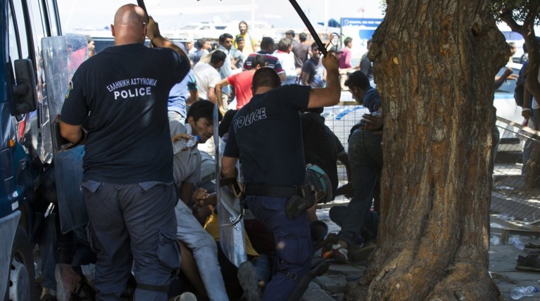 Νέα ένταση με τους μετανάστες έξω από το Α.Τ. της Κω [φωτογραφίες-βίντεο]