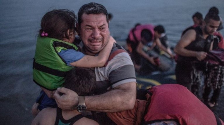 Κως: Το δράμα ενός πρόσφυγα πατέρα σε μια φωτογραφία