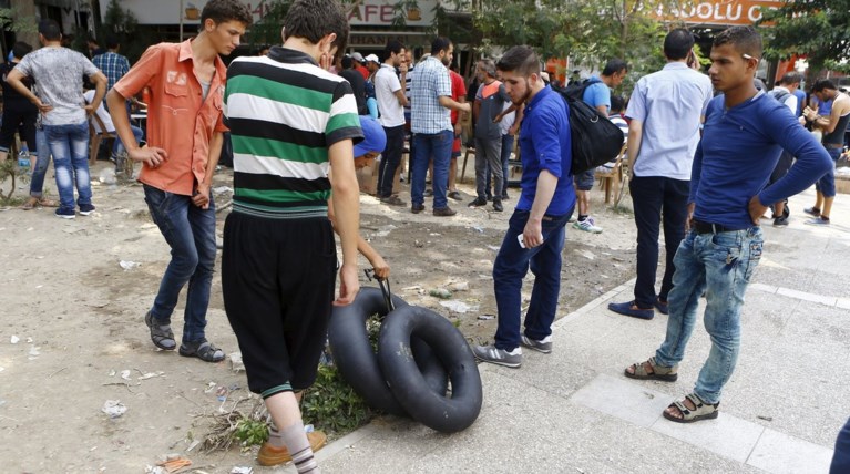 Σοκ:Τούρκοι πωλούν σωσίβια & σαμπρέλες στους πρόσφυγες