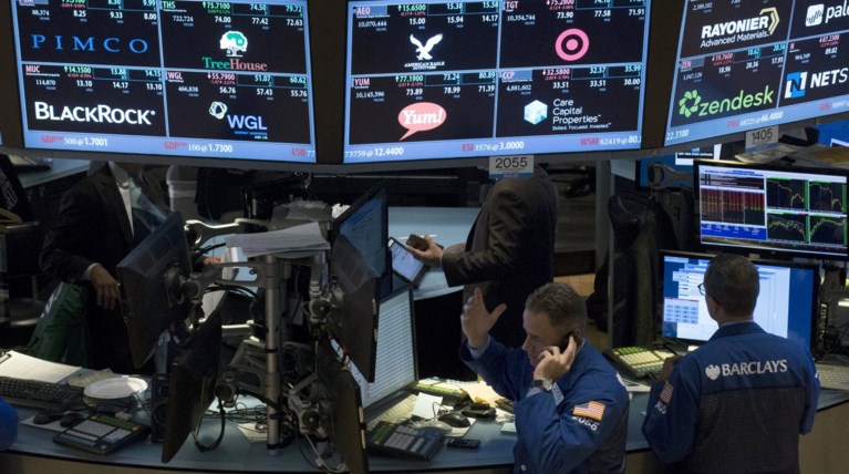 Μάχες στις παγκόσμιες αγορές με τον «κινεζικό δράκο»