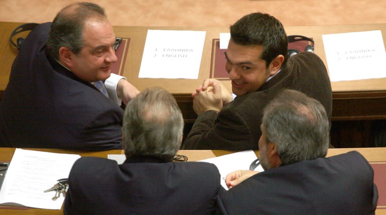 Υπηρεσιακή με σφραγίδα Τσίπρα και  ...Καραμανλή