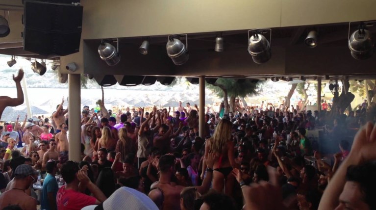 Ο πολιτικός και το μοντέλο στο κύκλωμα της Μυκόνου