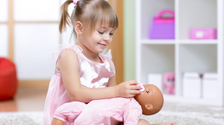 Οι κούκλες κάνουν κακό στα κορίτσια! Δώστε τους αγορίστικα παιχνίδια