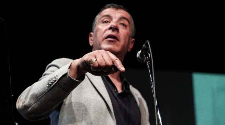 Θεοδωράκης: Ο Τσίπρας μεγάλωσε στα σαλόνια εργολάβων
