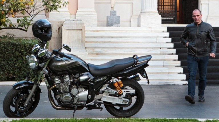 Ο Γιάνης κάνει δώρο τη Yamaha του στον Καμμένο