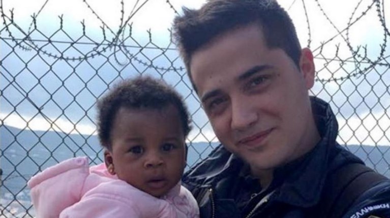 Νεαρός αστυνομικός θέλησε να υιοθετήσει μικρό προσφυγόπουλο στη Σάμο