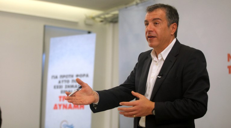 Θεοδωράκης σε Τσίπρα: Εγώ δεν έχω φωτογραφίες σε κότερα και βίλες