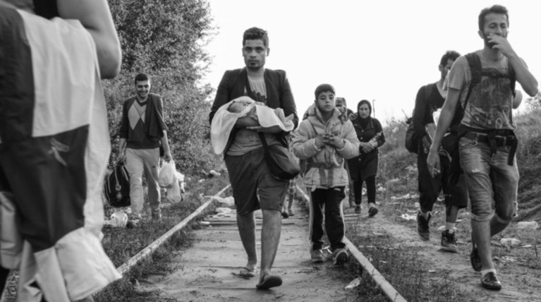 Πατέρας με το 6 ημερών βρέφος του αναζητά νέα πατρίδα