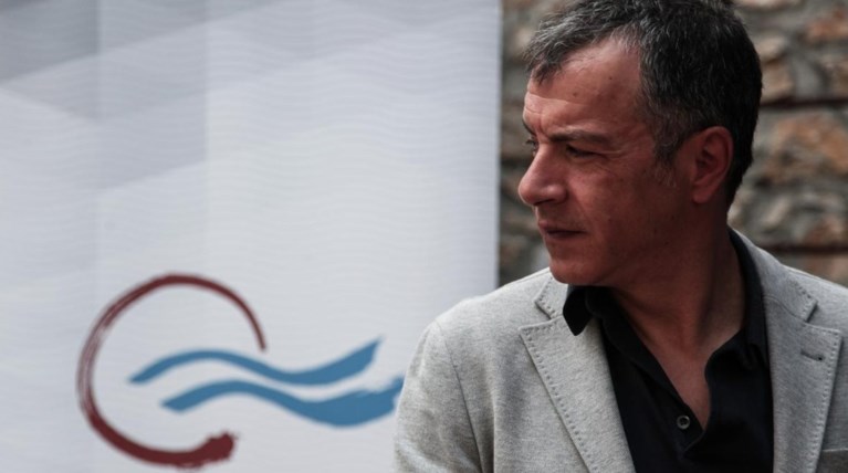 Θεοδωράκης σε νέους: Μην κάνετε πλάκα, ψηφίστε