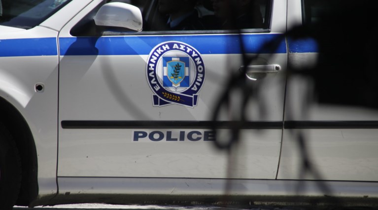 Όρμησε με το... μπαλτά στο εκλογικό τμήμα και έγινε πανικός