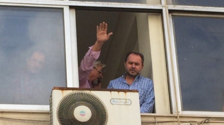 Ελεύθερος ο Καλφαγιάννης. Σύσσωμη η ΛΑ.Ε στο πλάι του (βίντεο)