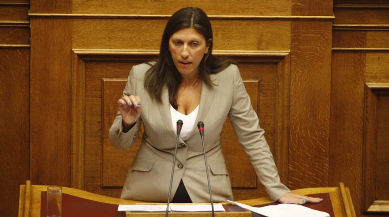 Βούρκωσε η Ζωή στην αυλαία της επιτροπής χρέους αλλά τα καρφιά δεν έλειψαν