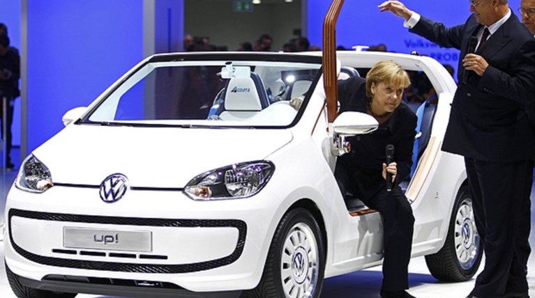Politico: Το σκάνδαλο της VW έχει γίνει ο εφιάλτης της Μέρκελ & του Σόιμπλε