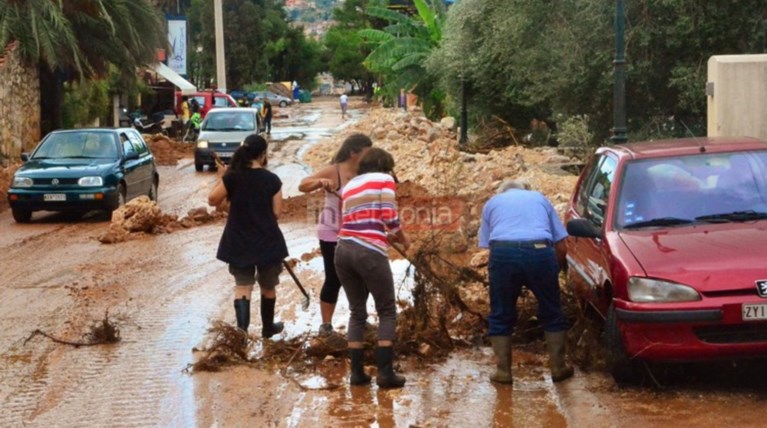 Νερά, λάσπη & μπάζα έχουν πνίξει την Κεφαλονιά  (φωτό)