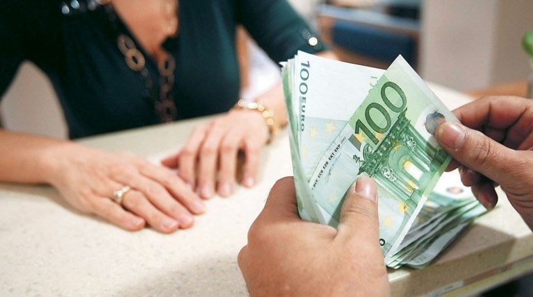 Εισέπραττε την σύνταξη του  πατέρα της τρία χρόνια μετά το θάνατό του