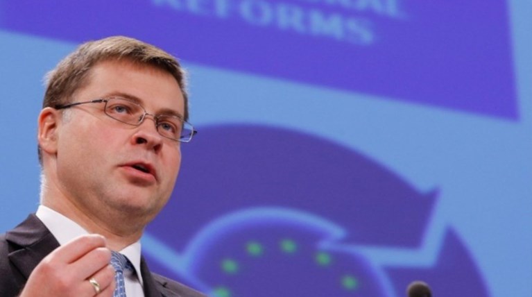 Ντομπρόβσκις: Βάλτε μπρος σε αξιολόγηση τραπεζών και μεταρρυθμίσεις