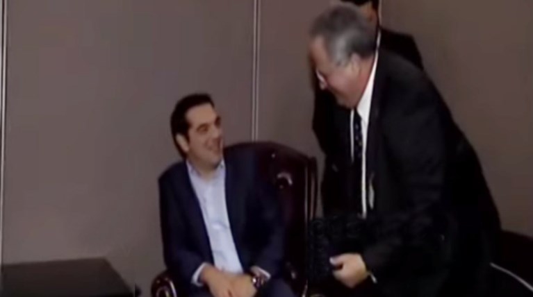 Το πείραγμα του Τσίπρα για τα κιλά του Νίκου Κοτζιά (βίντεο)