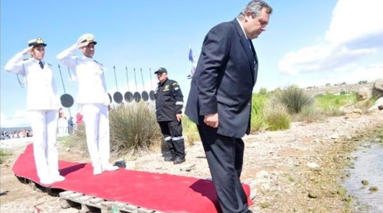 Εστρωσαν κόκκινο χαλί σε παλέτες για να μην πατήσει την άμμο ο Καμμένος