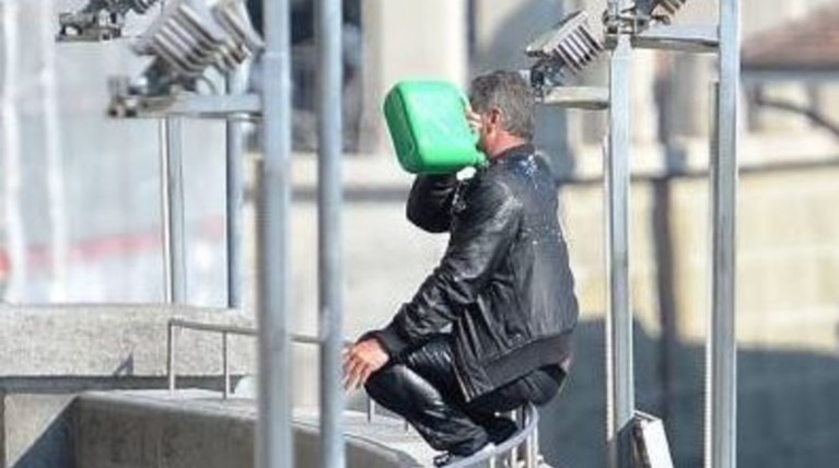Βέρνη: Ανδρας απειλεί να αυτοπυρποληθεί στην έδρα της κυβέρνησης
