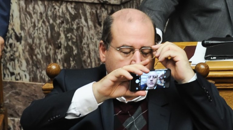 Ο Φίλης, οι selfies και η... παρέμβαση Σκουρλέτη