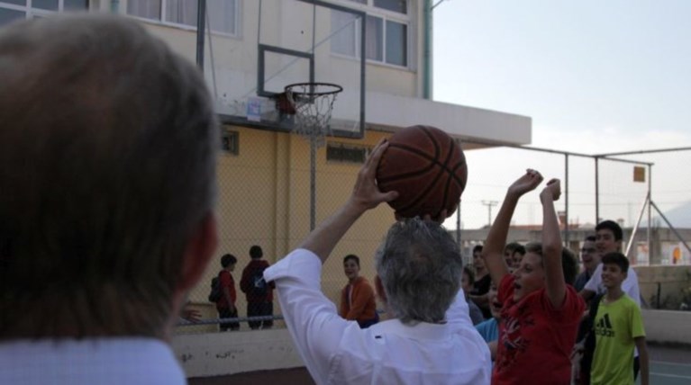 O Κοντονής κοντράρει στα σουτ πιτσιρικάδες μαθητές