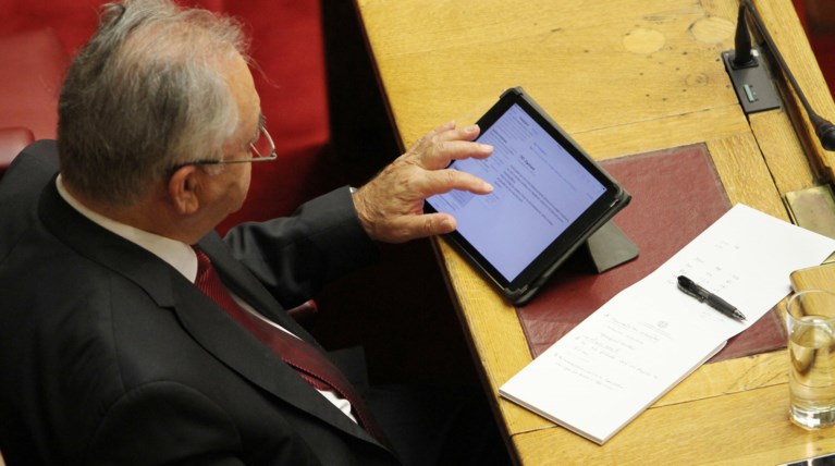 Τι έγραφε το email που διάβαζε ο Δραγασάκης στο τάμπλετ του