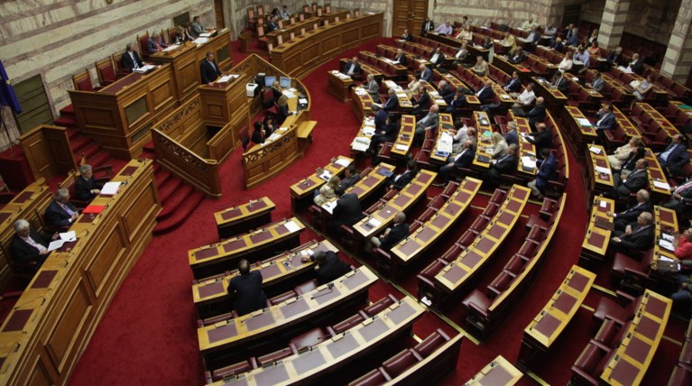 Προγραμματικές δηλώσεις σε άδεια έδρανα στη Βουλή