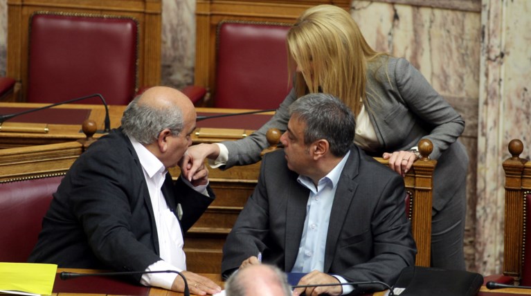 Προεδρικό χειροφίλημα στην Θ. Τζάκρη από τον Νίκο Βούτση