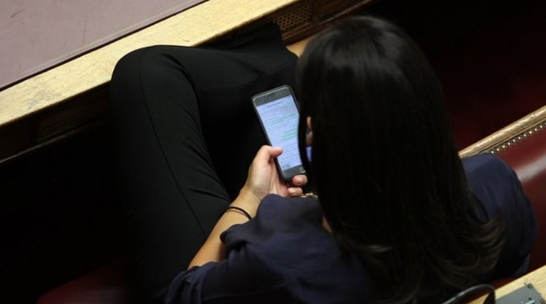 Τα sms της Όλγας Κεφαλογιάννη από τα έδρανα της Βουλής