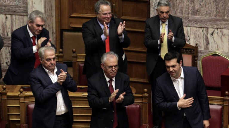 Χωρίς απώλειες η κυβέρνηση, υψηλοί τόνοι στη συζήτηση