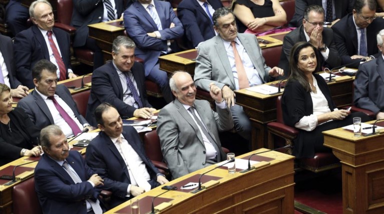 NΔ: Ο φόβος της διάσπασης στα «πηγαδάκια» των βουλευτών