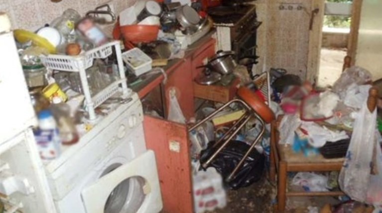 Απίστευτο! Είχε 5 τόνους σκουπιδιών στο διαμέρισμά του