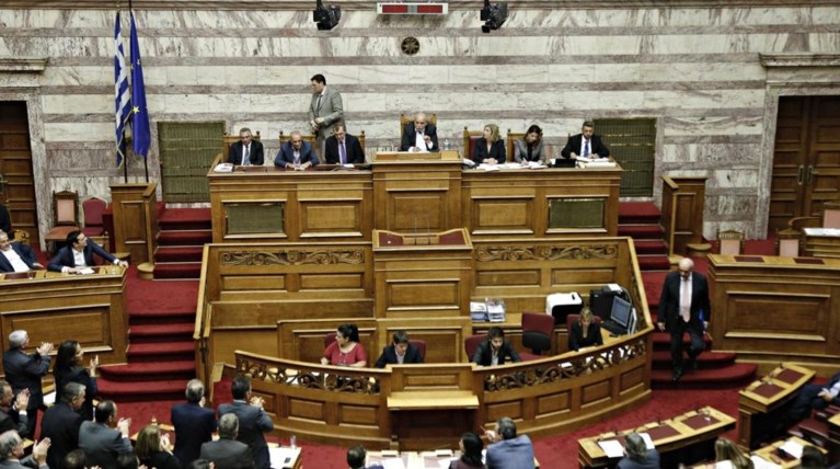 Βουλευτές και υπουργοί χάνουν έως 1.000 ευρώ τον μήνα